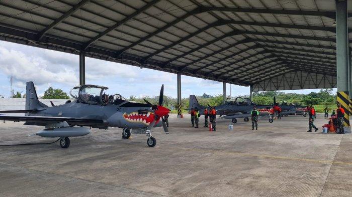 Tampak tiga pesawat tempur EMB 314 Super Tucano TNI AU bersiap melakukan take off dari apron Lanud Anang Busra menuju wilayah perbatasan di daerah Ambalat, Provinsi Kaltara, Selasa (22/2/2022).