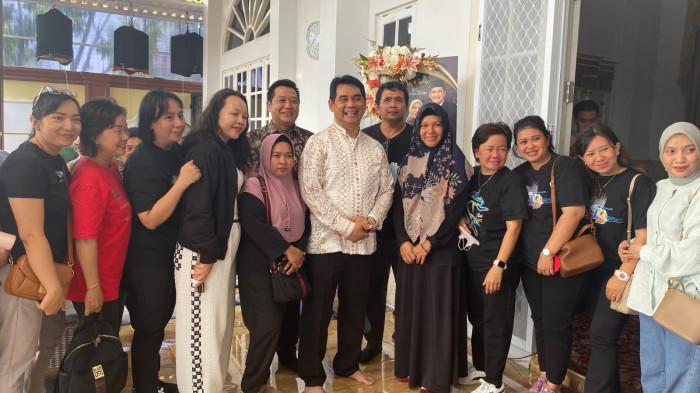 KECERIAAN - Bupati Barito Utara terpilih Shalahuddin berfoto bersama warga dan tamu undangan dalam acara ramah tamah dan syukuran jelang pelantikan di kediamannya, Palangka Raya, Jumat (10/10/2025).