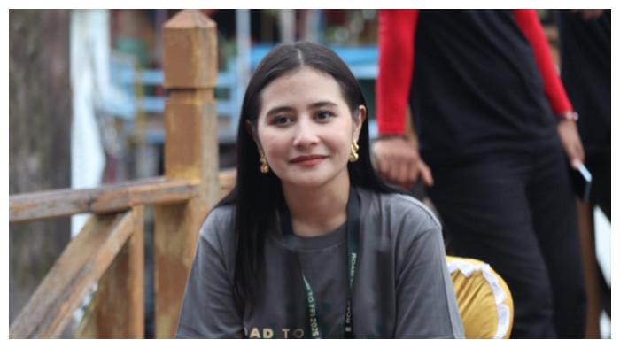 TALK SHOW - Prilly Latuconsina berbagi cerita soal hobi memancingnya dan ketertarikannya dengan wisata air hitam Kereng Bangkirai, saat hadir di talkshow FFI Goes To KIFF 2025, Palangka Raya, Sabtu (20/9/2025).
