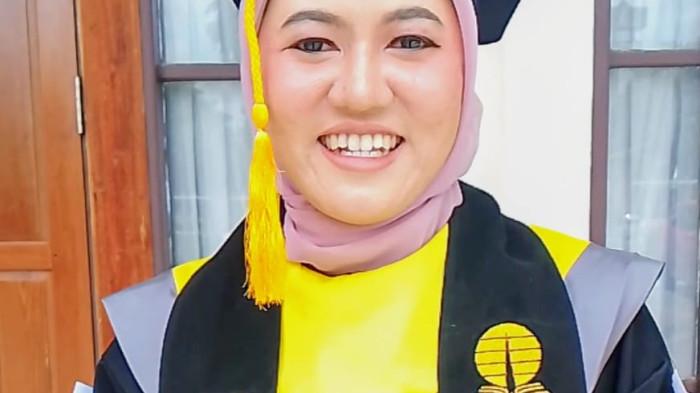 wisudawati UT f