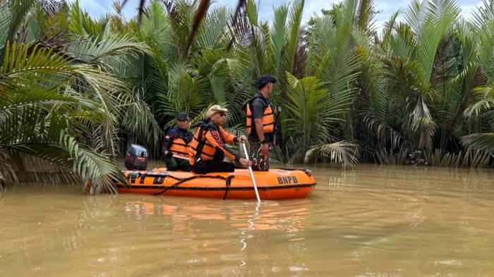 MANUSIA DITERKAM BUAYA - Badan Penanggulangan Bencana Daerah (BPBD) Paser saat melakukan penyisiran untuk mencari sisa potongan tubuh korban yang diterkam buaya di Sungai Sirang, Kecamatan Long Kali, Kabupaten Paser, Kalimantan Timur, Selasa (5/8/2025). Korban ditemukan dengan kondisi mengenaskan. (HO/BPBD PASER)