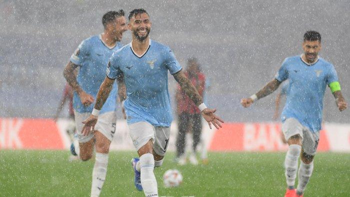 Penyerang Lazio Taty Castellanos (tengah) merayakan golnya ke gawang Nice dalam pertandingan Liga Europa UEFA di Stadion Olimpico Roma, Jumat (4/10/2024) dini hari WIB. Lazio menang telak 4-1 dalam laga tersebut.