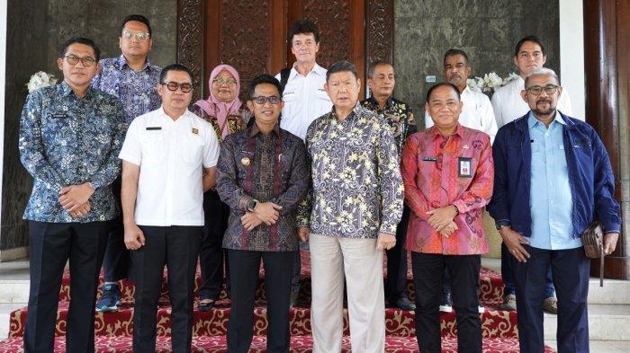 ATASI KRISIS AIR BERSIH - Walikota Balikpapan Rahmad Mas’ud menggelar pertemuan dan makan siang bersama pimpinan PT. Arsari Tirta Pradana, Hashim Djojohadikusumo, Kamis (10/4/2025) di Balikpapan, Kalimantan Timur. Direktur Utama PTMB, Yudhi Saharuddin mengatakan Pertemuan Wali Kota Balikpapan dengan PT. Arsari Tirta Pradana membahas solusi suplai air melalui rencana pembangunan bendungan di IKN untuk mendukung kebutuhan air Kota Balikpapan. (HO/Pemkot Balikpapan)