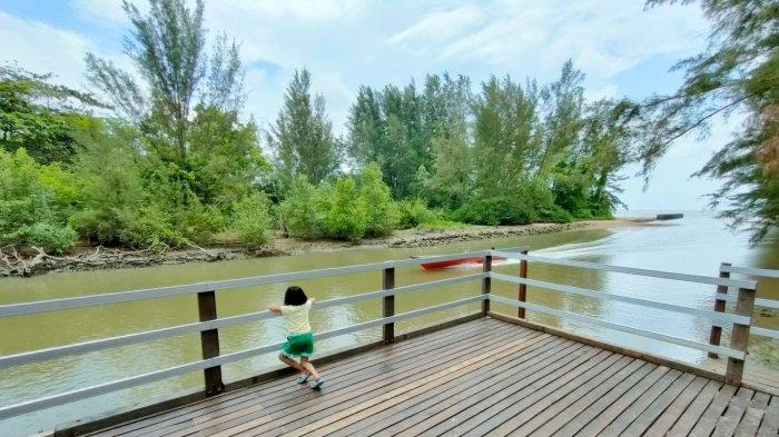 FASILITAS PANTAI LAMARU - Dermaga wisata keliling mangrove di Pantai Lamaru Balikpapan, Kalimantan Timur pada 21 Agustus 2022. Pantai Lamaru di Kecamatan Balikpapan Timur, Kota Balikpapan, Provinsi Kalimantan Timur terus menambah fasilitas penunjuang untuk menarik banyak pengunjung. Kali ini, pantai di kawasan dekat Manggar itu bakal menghadirkan cottage untuk pengunjung, Minggu (8/6/2025).