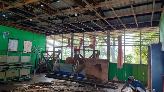 ALASAN RENOVASI LAMBAT - SDN 020 Samarinda Utara, saat ini sedang dilakukan penanganan sementara. Bangunan sekolan ini masih terbuat dari kayu tua, sebagian atap bocor, serta tidak memiliki akses air bersih. Sementara itu, pagar beton menjadi satu-satunya struktur permanen di tengah fasilitas sekolah yang terbatas. (TribunKaltim.co/Sintya Alfatika Sari)
