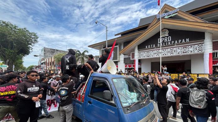 BALIKPAPAN BERGERAK - Tepat pukul 13.20 Wita, massa aksi Balikpapan Bergerak tiba di Gedung DPRD Kota Balikpapan, Senin (1/9/2025). Ribuan massa aksi Balikpapan Bergerak tiba di DPRD Kota setelah long march dari Simpang Plaza, suasana kondusif meski dijaga ketat aparat. (TRIBUNKALTIM.CO/DWI ARDIANTO)