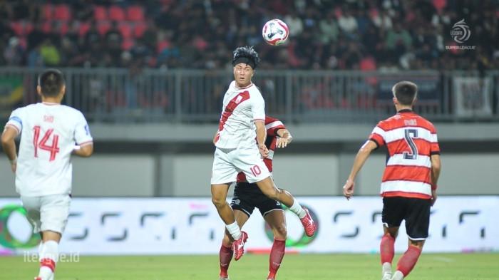 PERSIB LIVE - Pemain Persis Solo (putih), dalam laga kontra Madura United.(ILeague)