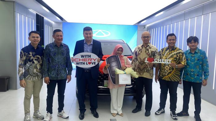 Erika Mahoni, sebagai customer pertama unit Cherry TIGGO.