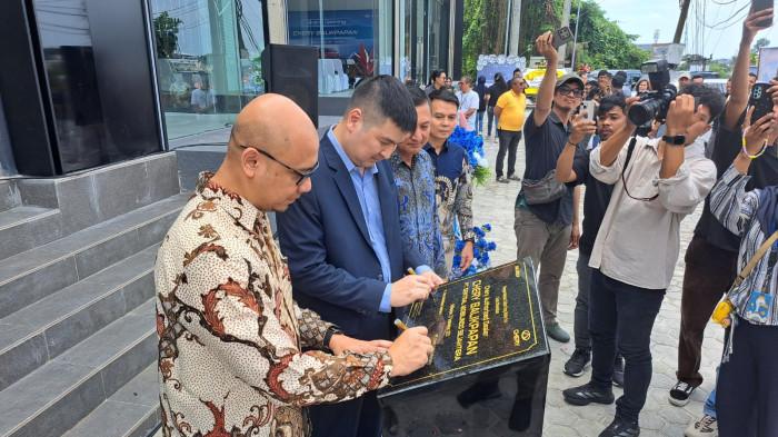 Penandatanganan batu tulis prasasti meresmikan berdirinya showroom mobil Chery yang ke 57 di Indonesia tepatnya di kota Balikpapan