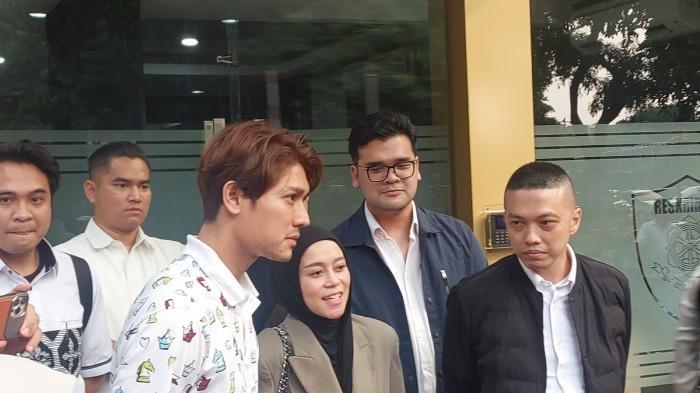 PELANGGARAN HAK CIPTA - Pedangdut Lesti Kejora menjalani pemeriksaan terkait kasus dugaan pelanggaran hak cipta lagi di Ditreskrimsus Polda Metro Jaya, Jakarta Selatan, Rabu (8/10/2025). Dia didampingi suaminya Rizky Billar. (Tribunnews.com/ Reynas Abdila)
