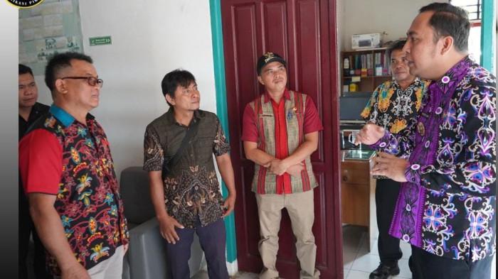 20251013_Bupati Kubar Frederick Edwin Dialog dengan Plt Camat MMB