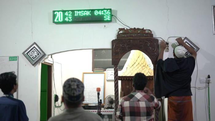 Petugas PLN bersama warga memastikan instalasi listrik di masjid berjalan dengan baik agar kegiatan ibadah dapat berlangsung nyaman dan terang.