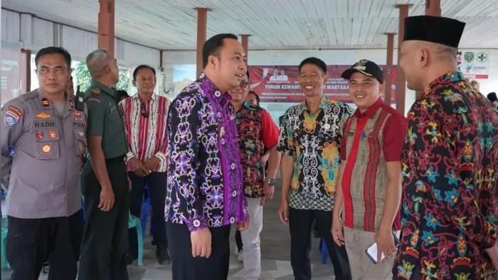 JAGA KEAMANAN DAERAH - Bupati Kutai Barat, Frederick Edwin saat membuka kegiatan Forum Kewaspadaan Dini Masyarakat Tahun 2025, yang digelar di Gedung BPU Kampung Gunung Rampah, Kecamatan Mook Manaar Bulatn. Pemerintah Kabupaten (Pemkab) Kutai Barat (Kubar) terus memperkuat kolaborasi dengan masyarakat untuk menjaga keamanan dan ketertiban wilayah. (TRIBUNKALTIM.CO/FEBRIAWAN)