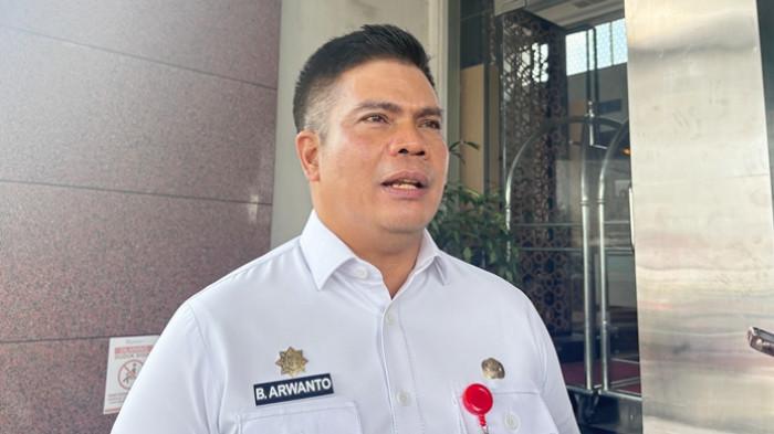 JALAN LONGSOR - Kepala Dinas Energi dan Sumber Daya Mineral (ESDM) Kaltim, Bambang Arwanto usai menghadiri kegiatan di Swiss-Belhotel Borneo Samarinda. Rabu (15/10/2025). ESDM Kaltim langsung meminta perusahaan melakukan perbaikan jalan dalam waktu seminggu, meskipun pihak perusahaan meminta waktu dua minggu. (TRIBUNKALTIM.CO/RAYNALDI PASKALIS)