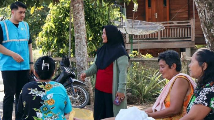 Tampak warga Dusun 4 Sungai Putih, Desa Bandar Jaya, Musi Banyuasin sedang berbincang dengan petugas PLN. Para warga antusias menyambut hadirnya listrik di dusun mereka lewat Program Listrik Desa tahun ini.