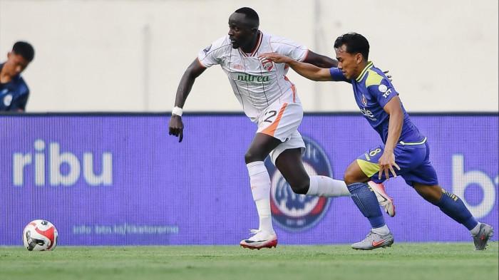 AREMA VS BORNEO - Hasil akhir laga Super League Arema FC vs Borneo FC Samarinda di Stadion Kanjuruhan, Malang, Jawa Timur, Minggu (26/10/2025) dengan skor unggul untuk Pesut Etam. Memasuki menit awal babak kedua, pertandingan semakin sengit, mesin kedua tim semakin panas, ada upaya kuat untuk saling menyerang, penonton pendukung Arema FC pun diberi rasa penasaran, berteriak-teriak mendukung agar tim Singo Edan unggul.