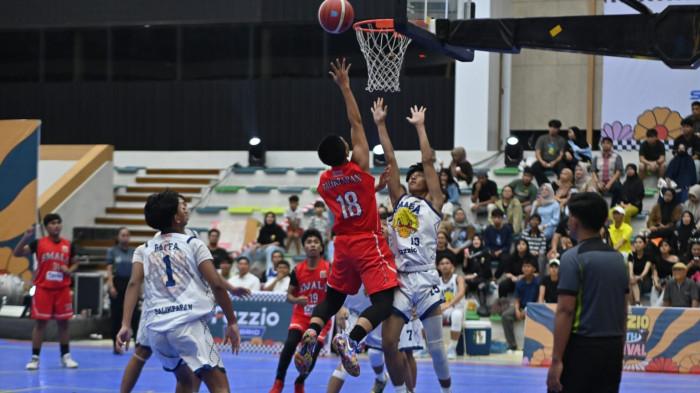 Aksi salah satu pemain dari tim putra SMA Negeri 5 Balikpapan menghadapi tim putra SMA Negeri 1 Balikpapan dalam partai Final Basketball pada gelaran  Fazzio Youth Festival 2025 di GOR Segiri Samarinda