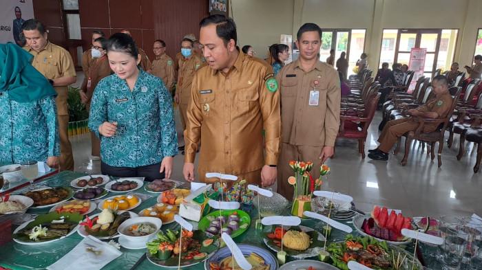 INOVASI PANGAN LOKAL - Bupati Kutai Barat, Frederick Edwin Meninjau Lomba Kreasi Menu B2SA (Beragam, Bergizi, Seimbang dan Aman) Non Beras Non Terigu tingkat Kabupaten Kutai Barat Tahun 2025 pada Senin, 27 Oktober 2025. Bupati berharap kegiatan seperti ini dapat mendorong inovasi menu olahan pangan lokal yang sehat, lezat, dan estetik sesuai selera berbagai kalangan.