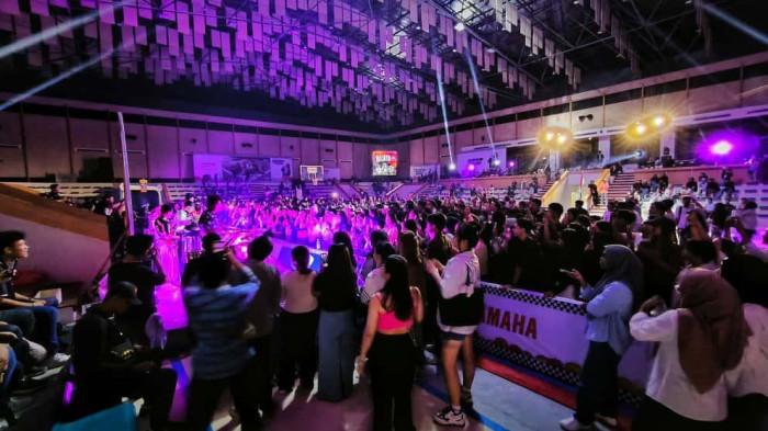 Group Band ibukota Wijaya 80, penyanyi pop retro asal Jakarta dengan sentuhan musik era 1980-an, menambah semarak suasana malam puncak festival.