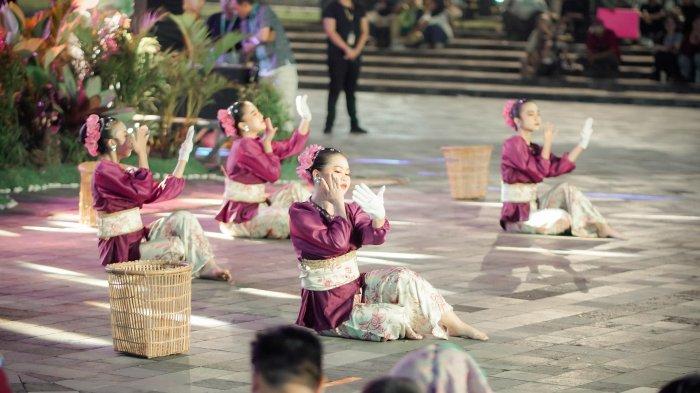 PERTUNJUKAN BUDAYA - Wakil Bupati Kukar Rendi Solihin hadir dalam gelaran Eroh Bebaya ke-7, berbagai kesenian dan kekayaan tradisi dari Hulu Mahakam di titik nol kilometer Yogyakarta. Eroh Bebaya menjadi ruang ekspresi sekaligus pengenalan identitas daerah kepada masyarakat luas. Dari bumi Kalimantan Timur, semangat budaya Kukar menggema hingga jantung Pulau Jawa, menjembatani ragam perbedaan lewat pertunjukan dan perjumpaan. (HO/DINAS PARIWISATA KUKAR)