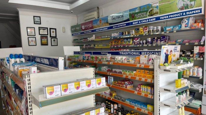 Apotek Kimia Farma yang berada di jalan Ahmad Yani, Bontang Utara, telah menarik sejumlah produk obat sirup untuk anak. TRIBUNKALTIM.CO/ISMAIL USMAN