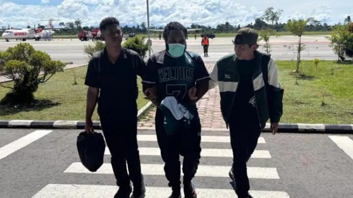 Anggota KKB Papua bernama Yetien Enumbi alias Konara Enumbi diserahkan ke Kejaksaan Negeri Nabire, Papua Tengah.