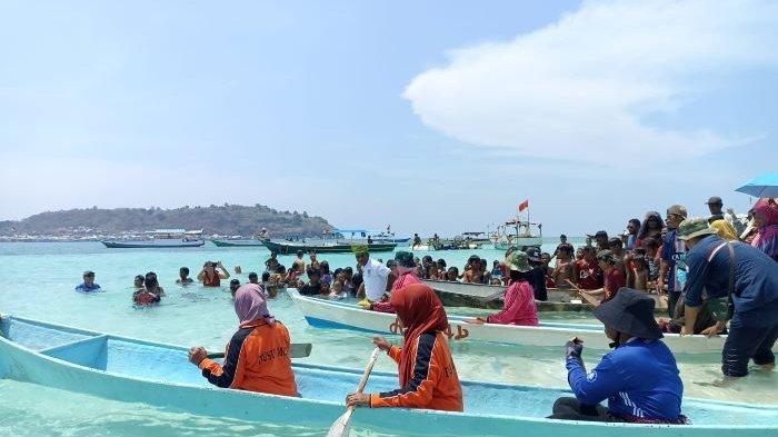 Atraksi ibu-ibu saat lomba dayung di Pulau Anano