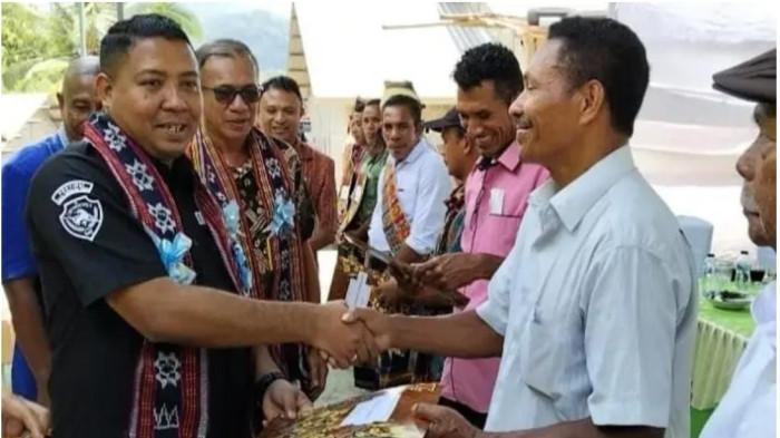 SERAHKAN SERTIFIKAT - Bupati Sikka Juventus Prima Yoris Kago secara simbolis menyerahkan sertifikat tanah kepada 544 warga hak milik tanah di Desa Gera, Kecamatan Mego Kabupaten Sikka pada kamis (9/10/25). Penyerahan berlangsung di Kantor Desa Gera.
