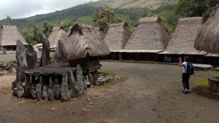 Kampung Bena dikenal sebagai kawasan yang masih menyisakan budaya zaman purba