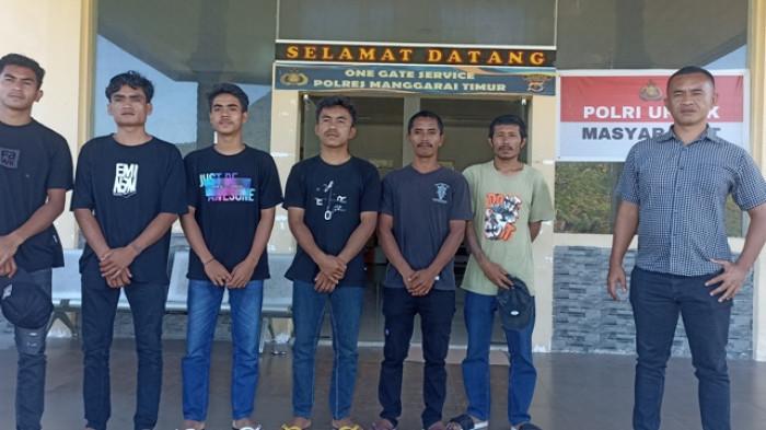 LAPOR POLISI - Para korban penganiayaan di Mano, Kabupaten Manggarai Timur disamping perwakilan keluarga saat mendatangi SPKT Polres Manggarai Timur.