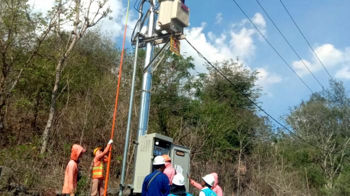 Pegawai PLN ULP Kefamenanu saat melakukan perbaikan instalasi listrik
