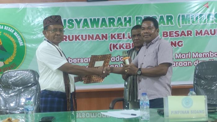 KETUA TERPILIH - Penyerahan dokumen ketetapan tentang pemilihan ketua KKBM Kupang periode 2025-2028 oleh pimpinan sidang kepada Ketua terpilih Agus Bajo.