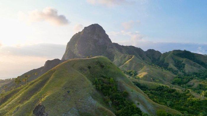 Perbukitan di Pulau Molas