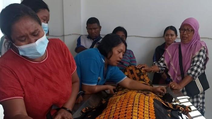 JENAZAH - Anggota keluarga meratapi jenazah Prada Lucky Namo (23), anggota Batalyon Infanteri Teritorial Pembangunan 834/Wakanga Mere (Yonif TP 834/WM) saat berada di RSUD Aeramo, Kabupaten Nagekeo, Rabu (6/8/2025).
