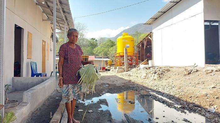 Seorang penyintas di Hunian Sementara (Huntara), tempat tinggal pengungsi sebelum pindah ke hunian tetap. Huntara dibanguan pemerintah di Desa Konga, Kecamatan Titehena, Kabupaten Flores Timur
