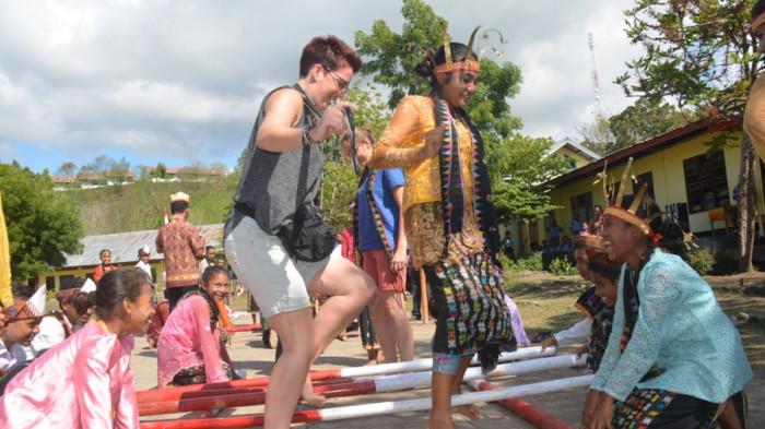 Turis Jerman menari Sanggu Alu di Kelurahan Watunggene, Kecamatan Kota Komba, Manggarai Timur