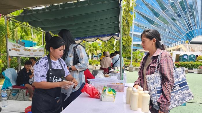 UMKM - Salah satu pelaku UMKM Binaan Bank Mandiri saat melayani pengunjung dengan menukarkan kupon