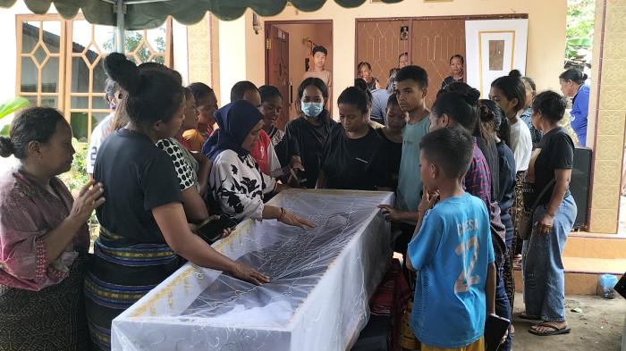 POS-KUPANG.COM/ALBERT AQUINALDO
USAI OTOPSI - Kondisi jenazah Paulus Pende, korban dugaan penganiayaan oknum anggota polisi di Ende usai proses otopsi yang dilakukan oleh tim Biddokes Polda NTT, Sabtu (1/11/2025).