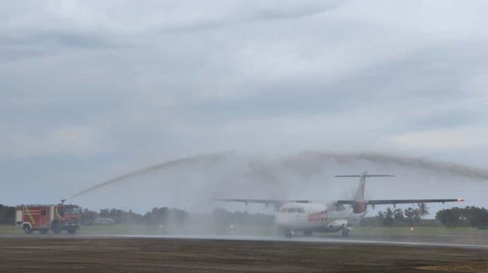 PENERBANGAN - Wings Air resmi membuka penerbangan langsung Waingapu – Lombok, menghubungkan Bandar Udara Umbu Mehang Kunda (WGP) di Waingapu,
Kabupaten Sumba Timur, Nusa Tenggara Timur dengan Bandar Udara Internasional Zainuddin Abdul Madjid
(LOP) di Lombok, Nusa Tenggara Barat.