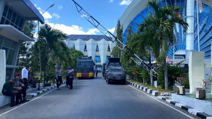 polisi berjaga aksi pikap