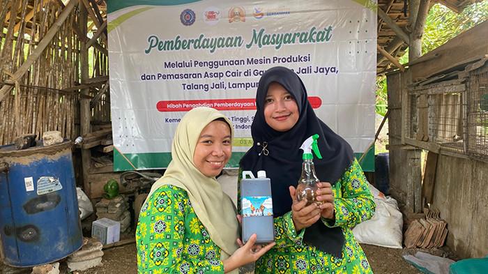 KEGIATAN PKM - Tim Dosen Universitas Muhammadiyah Kotabumi (UMKO) melaksanakan kegiatan pengabdian kepada masyarakat (PKM) bertajuk Pemberdayaan Masyarakat melalui Penggunaan Mesin Produksi Asap Cair di Gapoktan Jalijaya, Desa Talang Jali, Lampung Utara, beberapa waktu lalu.