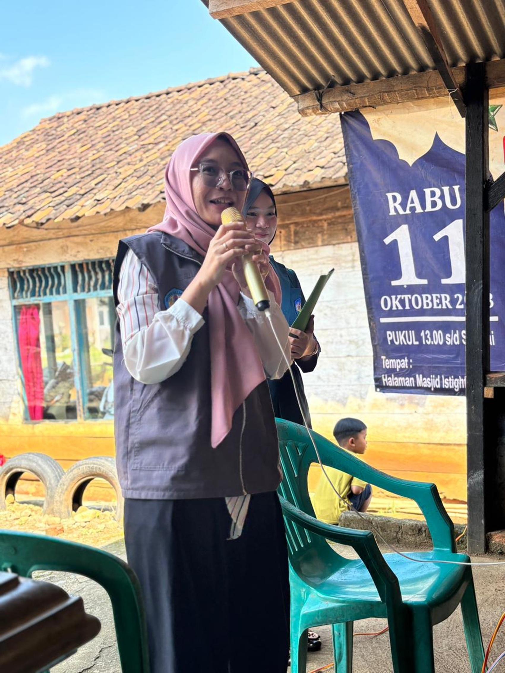 EDUKASI TERKAIT DAGUSIBU - Tim PKM Prodi Farmasi FK Unila edukasi masyarakat Dusun Citemen, Pesawaran mengenai Pemilihan dan Pengelolaan Obat (DaGuSiBu).