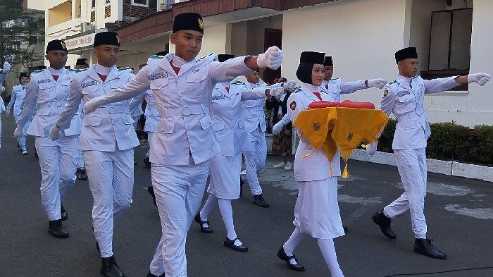 Anggota Paskibra yang bertugas mengibarkan bendera merah putih saat upacara HUT RI ke-79 di Lapangan Bumi Gora Kantor Gubernur NTB, Sabtu (17/8/2024).