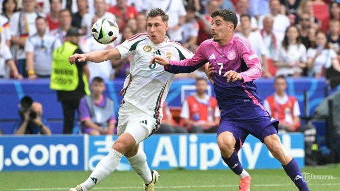 Bek Hongaria #06 Willi Orban (Kiri) berebut bola dengan penyerang Jerman #07 Kai Havertz selama pertandingan sepak bola Grup A UEFA Euro 2024 antara Jerman dan Hongaria di Stuttgart Arena di Stuttgart pada 19 Juni 2024. Prediksi skor Jerman vs Hungaria dalam lanjutan matchday pertama Liga A Grup 3 UEFA Nations League (UNL) 2024/2025. Die Mannschaft jaminan 3 poin. (DAMIEN MEYER / AFP)