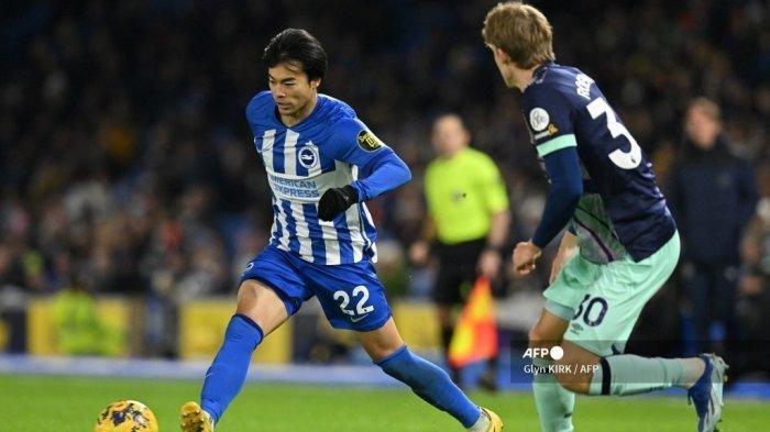 BRIGHTON MENANG TIPIS - Gelandang Brighton Kaoru Mitoma mengoper bola selama pertandingan Liga Inggris antara Brighton and Hove Albion vs Brentford di Stadion Komunitas American Express di Brighton, Inggris selatan pada 6 Desember 2023. (Foto Arsip Desember 2023) (Glyn KIRK / AFP)