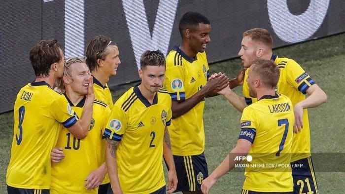 Gelandang Swedia Emil Forsberg (2L) merayakan dengan rekan satu timnya setelah mencetak gol kedua timnya selama pertandingan sepak bola Grup E UEFA EURO 2020 antara Swedia dan Polandia di Stadion Saint Petersburg di Saint Petersburg pada 23 Juni 2021.
