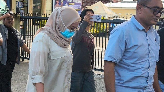 KASUS KORUPSI MASKER - Tersangka korupsi masker Rabiatul Adawiyah saat dibawa menjalani pemeriksaan kesehatan sebelum ditahan, Sabtu (2/8/2025).