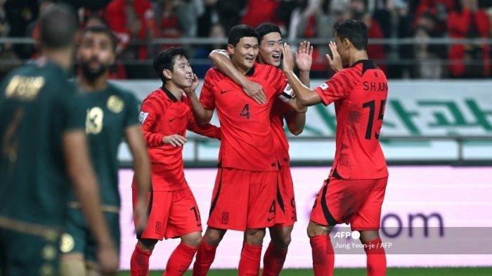 KOREA MENANG TELAK - Kim Min-jae (C #4) dari Korea Selatan merayakan gol ketiga timnya melawan Tunisia selama pertandingan sepak bola persahabatan mereka di Seoul pada 13 Oktober 2023.