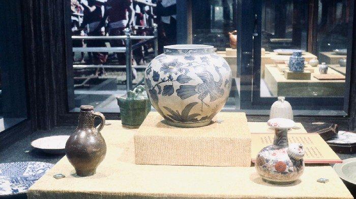 KOLEKSI MUSEUM - Salah satu benda bersejarah koleksi Museum NTB yang dipajang di etalase pameran, Selasa (16/9/2025).