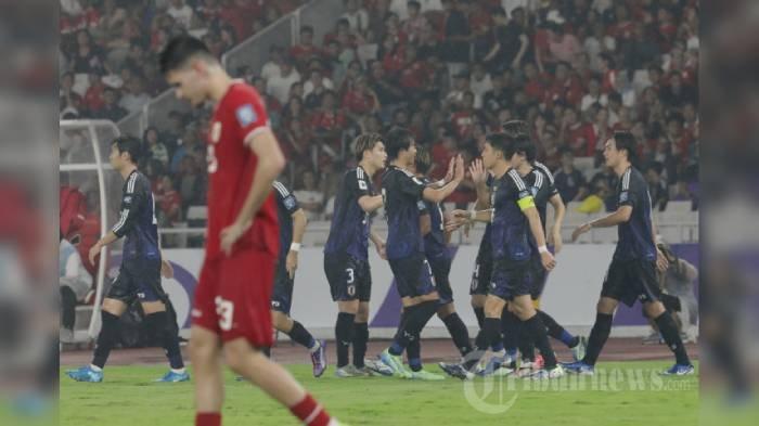 INDONESIA VS JEPANG - Pesepak bola Timnas Jepang merayakan gol yang dicetak ke gawang Timnas Indonesia dalam laga Grup C Babak Ketiga Kualifikasi Piala Dunia 2026 di Stadion Utama Gelora Bung Karno, Senayan, Jakarta, Jumat (15/11/2024).
